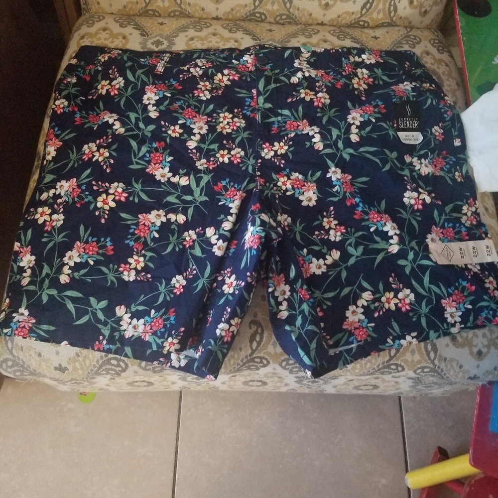 Blue floral st johns bay shorts. 22W